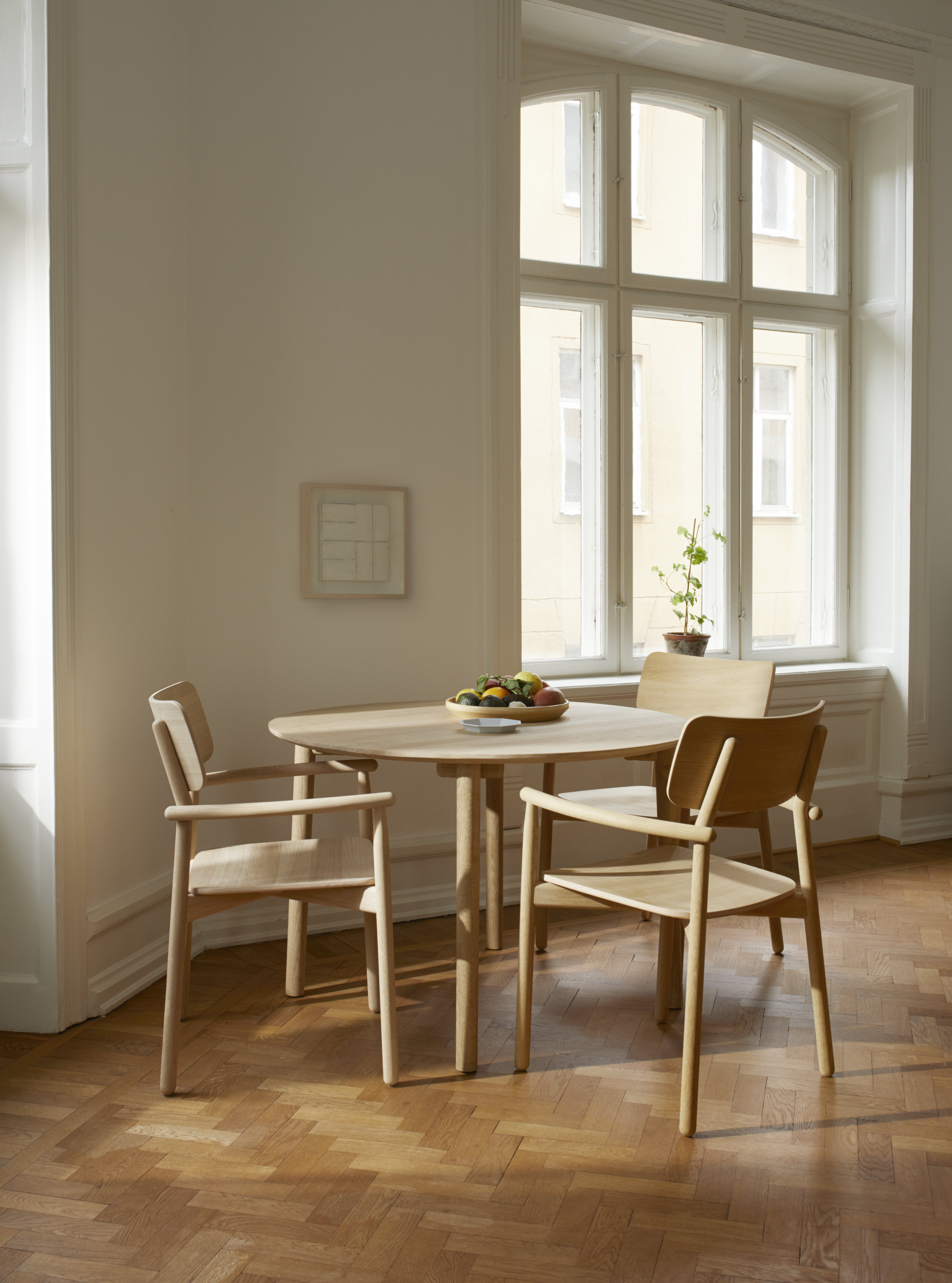 Hven Chair_ Table Ø110_ Chairs 03